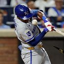 Tyler Tolbert, de los Reales de Kansas City, rompe su bate al conectar una pelota de foul durante la quinta entrada de un partido de béisbol contra los Mets de Nueva York, el martes 7 de julio de 2026, en Nueva York. (Foto AP/Adam Hunger)