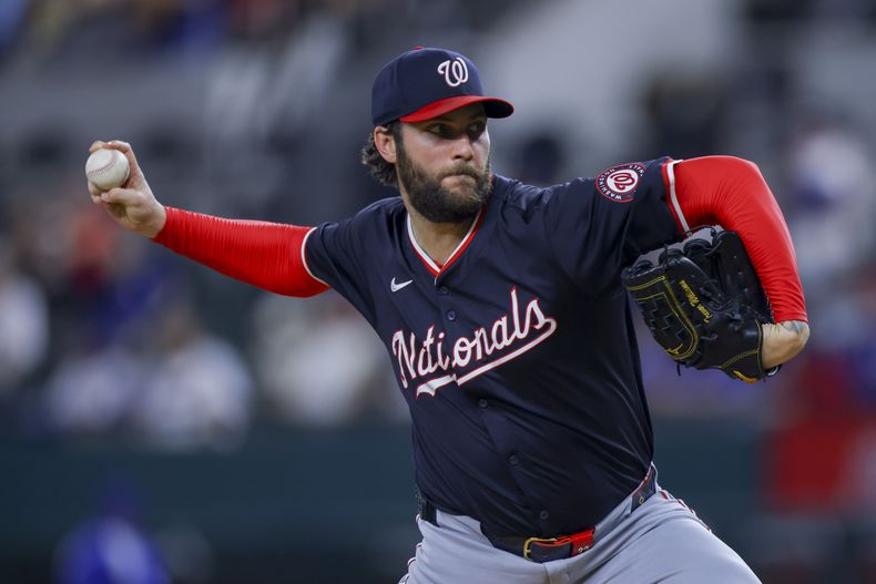 Trevor Williams, abridor de los Nacionales de Washington, lanza en el primer episodio del juego ante los Rangers de Texas, el miércoles 1 de mayo de 2024 (AP Foto/Gareth Patterson)