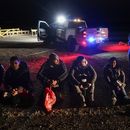 ARCHIVO - Migrantes esperan a ser procesados tras cruzar la frontera entre México y Estados Unidos el 6 de enero de 2023, cerca de Yuma, Arizona. (AP Foto/Gregory Bull, Archivo)