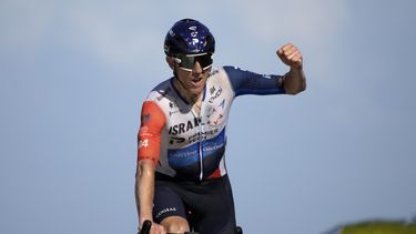 Michael Woods se acerca a la meta para ganar la novena etapa del Tour de Francia, el domingo 9 de julio de 2023, en Puy de Dome. (AP Foto/Daniel Cole)