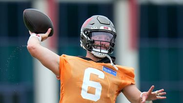 Baker Mayfield, quarterback de los Buccaneers de Tampa Bay, lanza un pase el jueves 30 de julio de 2026 durante una práctica (AP Foto/Chris OMeara)