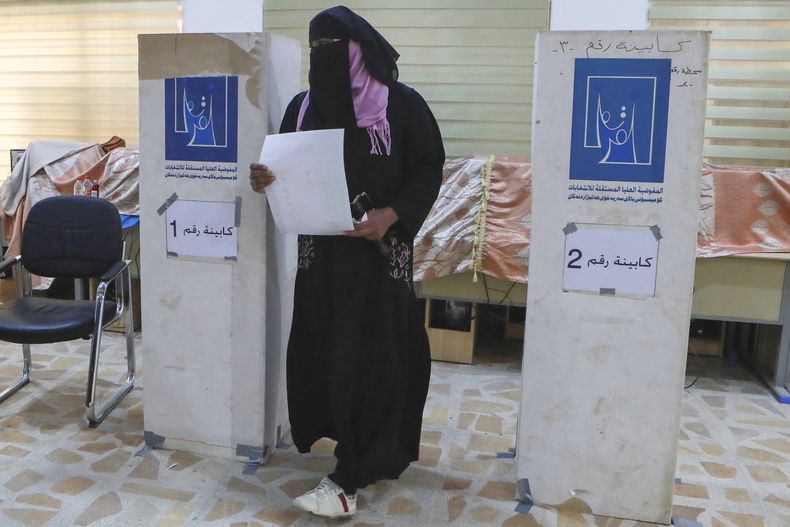 Una mujer iraquí emite su voto en las elecciones provinciales del país en Basra, Irak, el lunes 18 de diciembre de 2023. (AP Foto/Nabil al-Jurani)