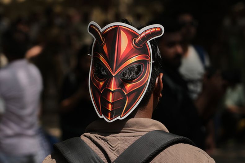 Un manifestante con una máscara de cucaracha en una protesta en Nueva Delhi el 6 de junio del 2026. (AP foto/Manish Swarup)