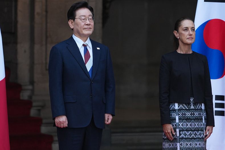El presidente surcoreano Lee Jae Myung y la presidenta mexicana Claudia Sheinbaum escuchan sus himnos nacionales durante una ceremonia de bienvenida en el Palacio Nacional de la Ciudad de México, el jueves 24 de septiembre de 2026. (AP Foto/Eduardo Verdugo)