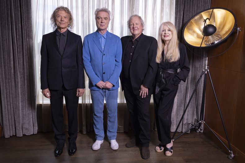 Jerry Harrison, de izquierda a derecha, David Byrne, Chris Frantz y Tina Weymouth, de la banda Talking Heads posan para promover la reedición de la película Stop Making Sense en el Festival Internacional de Cine de Toronto el lunes 11 de septiembre de 2023, en Toronto. (Foto Joel C Ryan/Invision/AP)