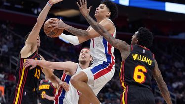 Pistons derrotan a Hawks 113-110 en tiempo extra