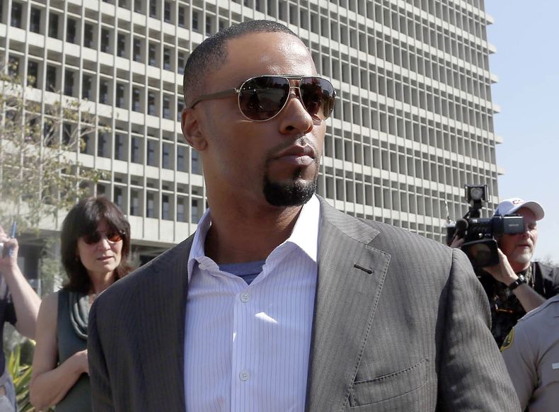 El ex safety de la NFL, Darren Sharper, sale de un tribunal en Los Angeles el 14 de febrero de 2014. Sharper es acusado de violaci&oacute;n. (AP Photo/Nick Ut )
