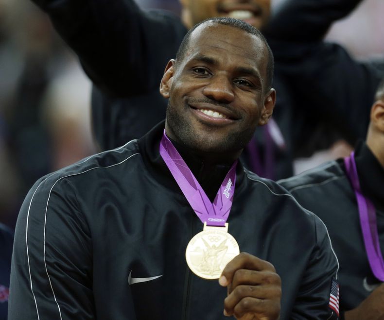 ARCHIVO - LeBron James celebra con la medalla de oro tras la victoria de Estados Unidos ante España en la final del baloncesto masculino de los Juegos Olímpicos de Londres, el 12 de agosto de 2012. (AP Foto/Charles Krupa)