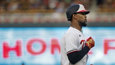 Byron Buxton, de los Mellizos de Minnesota, recorre las bases luego de conectar un jonrón en el cuarto inning del juego ante los Medias Blancas de Chicago, el viernes 21 de julio de 2023 (AP Foto/Bruce Kluckhohn)