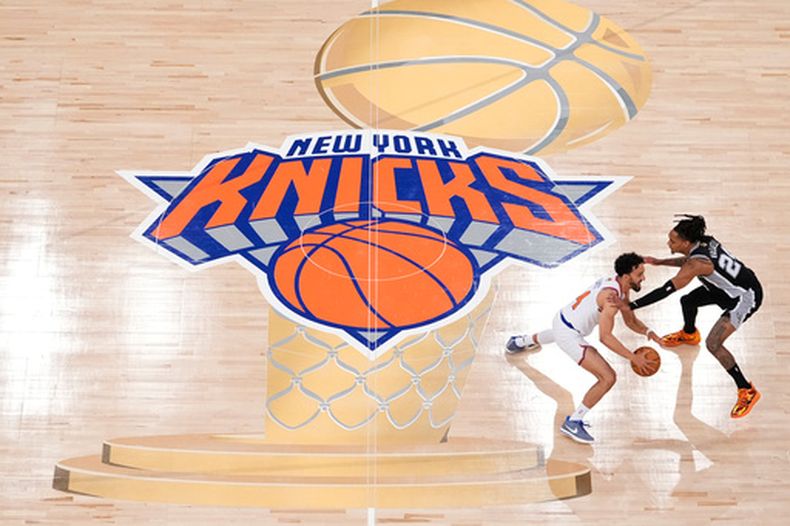 ARCHIVO - Landry Shamet (44) de los Knicks de Nueva York avanza con el balón ante la marca de Devin Vassell de los Spurs de San Antonio, el 8 de junio de 2026, en Nueva York. (AP Foto/Yuki Iwamura)