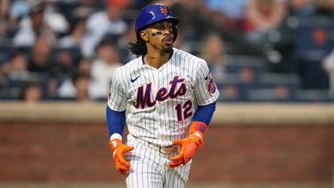 Francisco Lindor (12), de los Mets de Nueva York, observa el vuelo de la pelota de un triple productor durante la primera entrada del juego de béisbol de Grandes Liigas contra los Bravos de Atlanta, el lunes 27 de julio de 2026, en Nueva York. (AP Foto/Frank Franklin II)