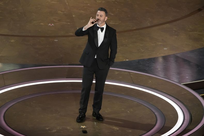 Jimmy Kimmel toma tequila en los Oscar el domingo 10 de marzo de 2024, en el Teatro Dolby en Los Ángeles. (Foto AP/Chris Pizzello)