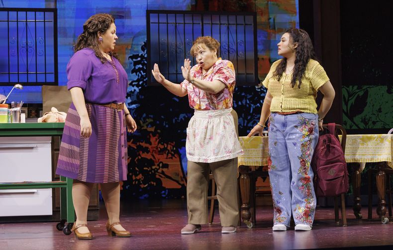 Florencia Cuenca, de izquierda a derecha, Justina Machado y Tatianna Córdoba en un ensayo para la producción de Broadway de Real Women Have Curves el viernes 28 de marzo de 2025, en Nueva York. (Foto CJ Rivera/Invision/AP)