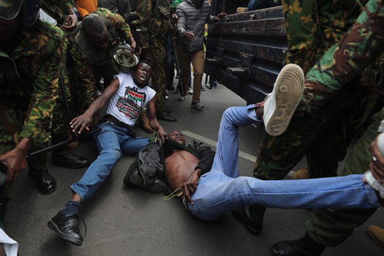 Policías arrestan a manifestantes en Nairobi, Kenia, el 25 de junio del 2026. (AP foto/Henry Naminde)