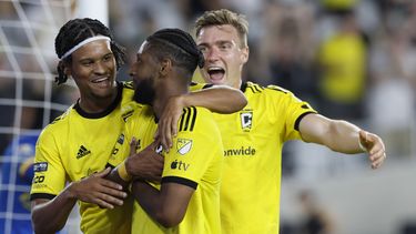 Steven Moreira del Columbus Crew celebra con sus compañeros Jacen Russell-Rowe y Julian Gressel su gol en el encuentro ante el América en la Leagus Cup el lunes 31 de julio del 2023. (AP Foto/Jay LaPrete)