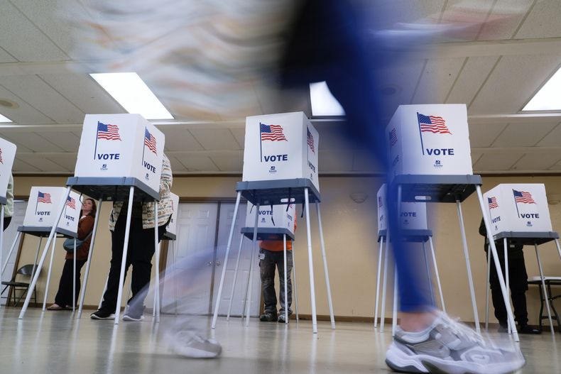 ARCHIVO - La gente vota, 5 de noviembre de 2024, en Oak Creek, Wisconsin. (AP foto/Morry Gash, archivo)