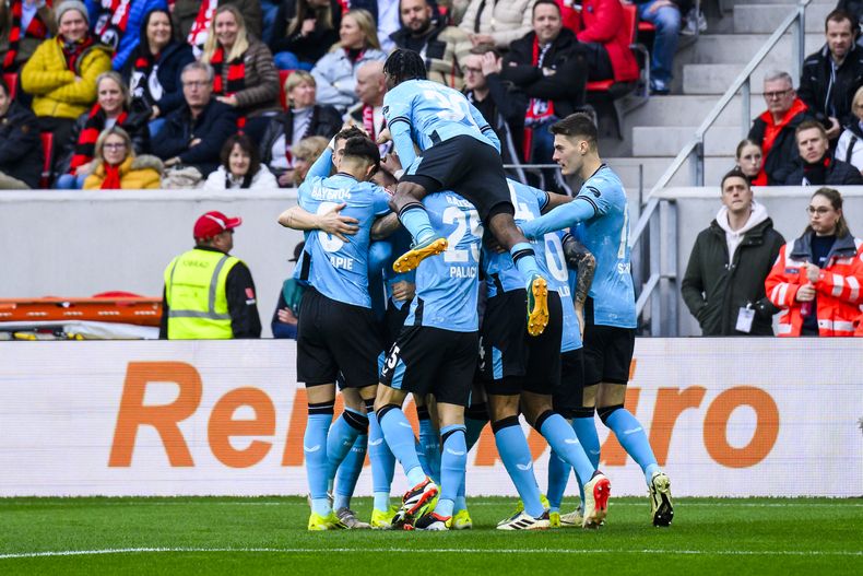 Los jugadores del Bayer Leverkusen celebran el primer gol de su equipo en el encuentro ante el Freiburg en el Estadio Europa-Park en la Bundesliga el domingo 17 de marzo del 2024. (Tom Weller/dpa via AP)