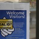ARCHIVO - En esta fotografía del 6 de abril de 2016, un letrero en un tribunal federal en Tacoma, Washington, les informa a los visitantes acerca de la ley del gobierno federal sobre la identificación REAL ID. (AP Foto/Ted S. Warren, archivo)