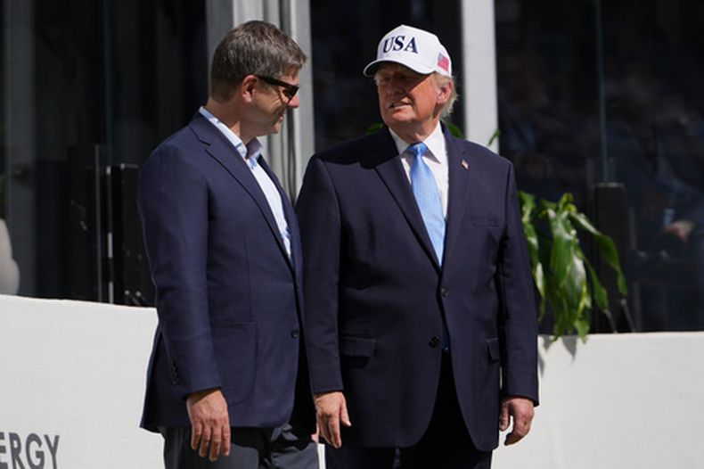 El presidente Donald Trump habla con el ceo de la Gira de la PGA Brian Rolapp antes del inicio de la última ronda de la Copa Presidente en Medinah Country Club el domingo 27 de septiembre del 2026. (AP Foto/Julia Demaree Nikhinson)