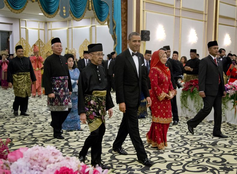 El presidente de Estados Unidos Barack Obama llega al palacio del rey en Kuala Lumpur acompa&ntilde;ado del rey malasio Abdul Halim Muadzam Shah (izquierda) y la reina Haminah (derecha) seguidos por el primer ministro Najib Razak el s&aacute;bado 26 de a