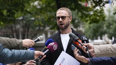 Andrei Hniot, prominente crítico del gobierno bielorruso, le habla a la prensa frente a la sede de la presidencia en Belgrado, Serbia, el 16 de septiembre del 2024. (AP foto/Darko Vojinovic)