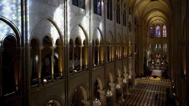 La nave de la catedral de Notre Dame de París mientras el presidente francés Emmanuel Macron visita el interior restaurado del monumento, el viernes 29 de noviembre de 2024. (Sarah Meyssonnier/Pool vía AP)