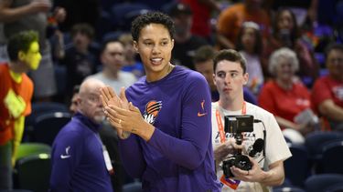 La pivote Brittney Griner, del Mercury de Phoenix, camina en la cancha antes del partido contra Myhstics de Washington, en la NBA de Mujeres, en Washington, el viernes 16 de junio de 2023. (AP Foto/Nick Wass)