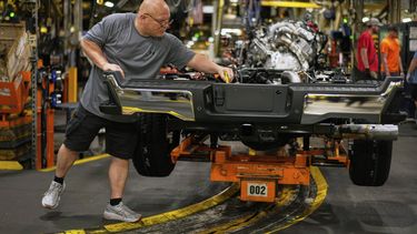ARCHIVO – El técnico de ensamblado de vehículos Kevin Zepernick trabaja en un 2025 Ford Expedition en una gira de medios para lanzar el modelo 2025 de ese auto, en la planta de camiones de Ford Motor Company en Kentucky, el miércoles 30 de abril de 2025, en Louisville, Kentucky. (AP Foto/Carolyn Kaster, Archivo)