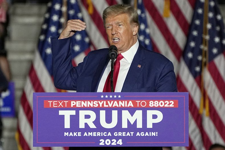 ARCHIVO - El aspirante a la candidatura republicana por la presidencia y exmandatario Donald Trump ofrece un discurso en un acto de campaña, el 29 de julio de 2023, en Erie, Pensilvania. (AP Foto/Sue Ogrocki, archivo)