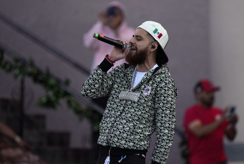 Jesus Diego Jay Dee, izquierda, cantante de la banda estadounidense Herencia de Patrones, durante su concierto en el segundo día del festival Arre en la Ciudad de México el 10 de septiembre de 2023. (Foto AP/Fernando Llano)