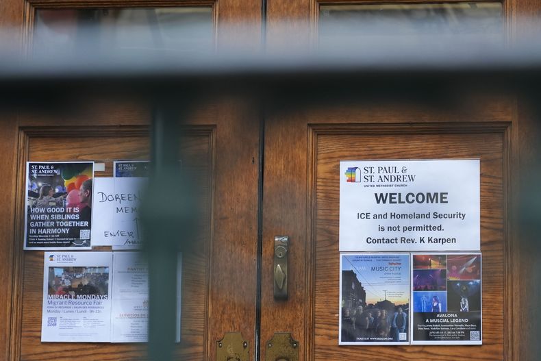 Un cartel que prohíbe la entrada de agentes del ICE o del Departamento de Seguridad Nacional de EEUU sobre una puerta de la Iglesia Metodista Unida de San Pablo y San Andrés en Nueva York, el martes 21 de enero de 2025. (AP Foto/Seth Wenig)