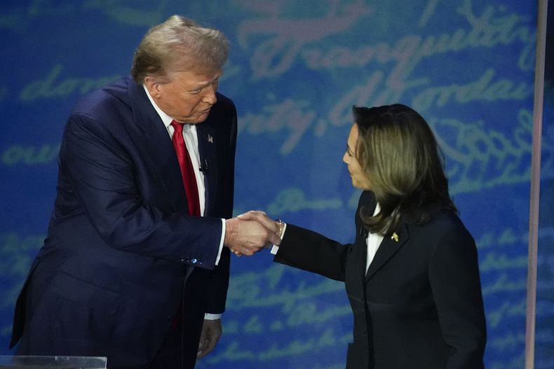 El candidato presidencial republicano, el expresidente Donald Trump, y la candidata presidencial demócrata, la vicepresidenta Kamala Harris, se dan la mano antes del inicio de un debate presidencial de ABC News en el Centro Nacional de la Constitución, el martes 10 de septiembre de 2024, en Filadelfia. (AP Foto/Alex Brandon)