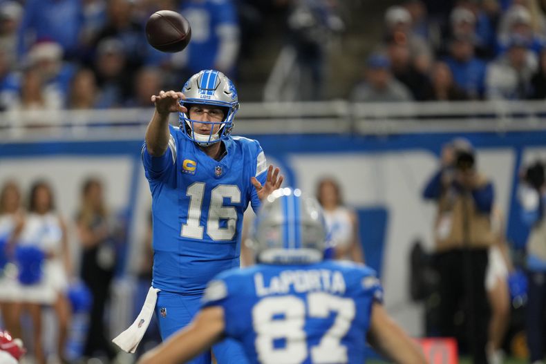 El quarterback de los Lions de Detroit, Jared Goff (16) lanza un pase al tight end Sam LaPorta (87) durante la segunda mitad del juego de la NFL ante los Titans de Tennessee, el domingo 27 de ocubtre de 2024, en Detroit. (AP Foto/Paul Sancya)