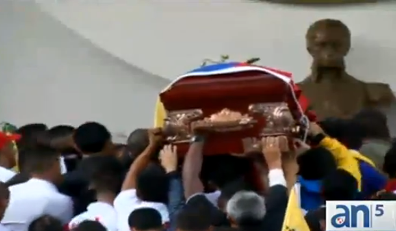 Una acalorada discusión con su escolta y el posterior robo de fusiles y miles de dólares de la caja fuerte serian las causas del asesinato del joven diputado oficialista, Robert Serra y de su asistente en Caracas.