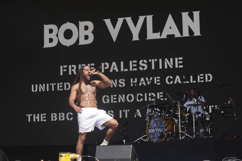 Bob Vylan actúa en el escenario West Holts durante el festival de Glastonbury en Worthy Farm, Somerset, Inglaterra, el sábado 28 de junio de 2025. (Yui Mok/PA via AP)