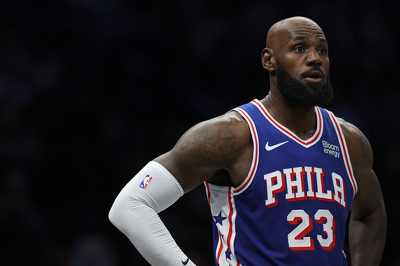 LeBron James de los 76ers de Filadelfia durante un juego de pretemporada contra los Nets de Brooklyn, el jueves 8 de octubre de 2026, en Nueva York. (AP Foto/Pamela Smith)