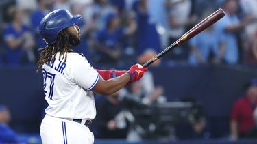 Vladimir Guerrero Jr. de los Azulejos de Toronto batea un jonrón de dos carreras en la sexta entrada frente a los Gigantes de San Francisco el jueves 29 de junio del 2023. (Chris Young/The Canadian Press via AP)