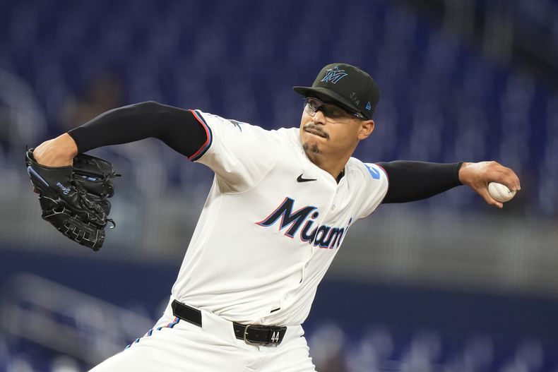 El peruano-venezolano Jesús Luzardo, de los Marlins de Miami, lanza en el juego del miércoles 22 de mayo de 2024, ante los Cerveceros de Milwaukee (AP Foto/Lynne Sladky)