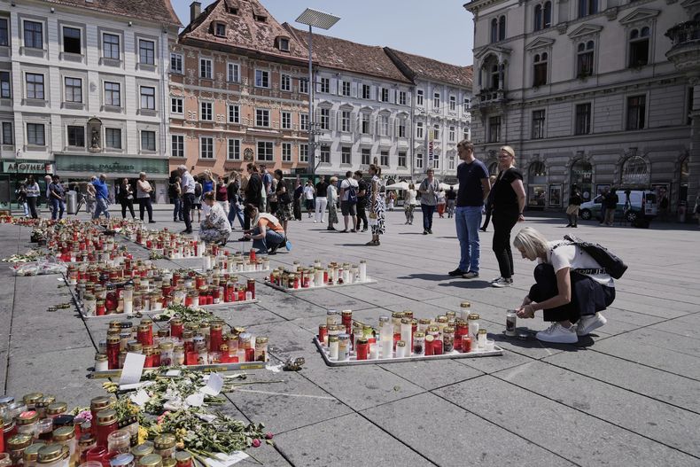 Un memorial para las víctimas del tiroteo en una escuela en Graz, Austria, el 12 de junio del 2025. (AP foto/Darko Bandic)