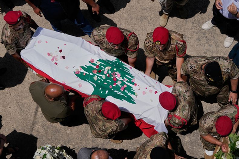 Soldados del ejército libanés llevan el ataúd del capitán Elie Khoury, quien murió el sábado en un ataque aéreo israelí durante su procesión fúnebre en Kfar Jarra, sur del Líbano, el lunes 8 de junio de 2026. (AP Foto/Mohammed Zaatari)