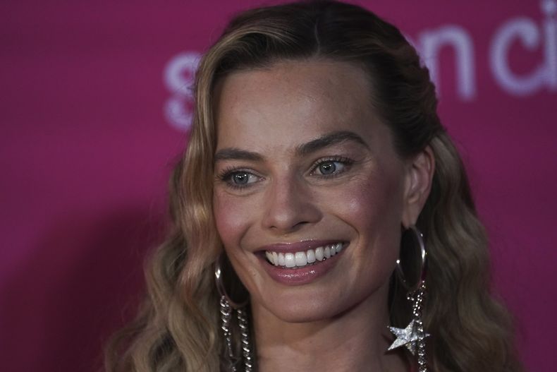 La actriz Margot Robbie posa en la alfombra rosa de la película Barbie en la Ciudad de México el jueves 6 de julio de 2023. (Foto AP/Marco Ugarte)