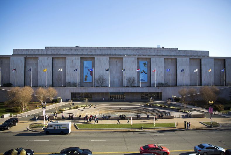 ARCHIVO – Un grupo de personas visitan el Museo Smithsonian de Historia Estadounidense en el National Mall de Washington, el 3 de abril de 2019. (AP Foto/Pablo Martinez Monsivais, Archivo)