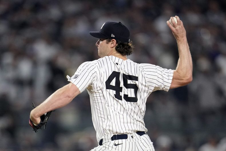 Gerrit Cole, abridor de los Yankees de Nueva York, lanza frente a los Dodgers de Los Ángeles durante la primera entrada del quinto juego de la Serie Mundial, el miércoles 30 de octubre de 2024, en Nueva York. (AP Foto/Godofredo A. Vásquez)