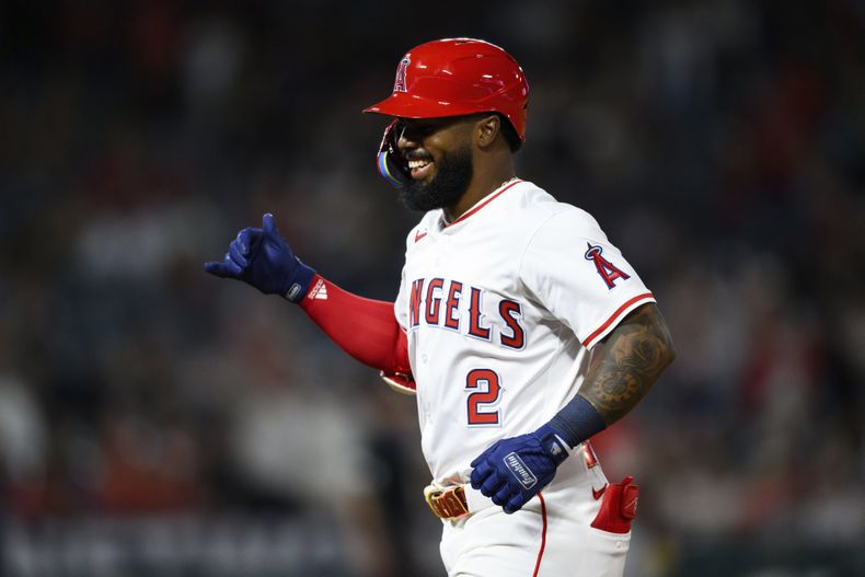 El venezolano Luis Rengifo, de los Angelinos de Los Ángeles, festeja tras batear un sencillo productor en el duelo del miércoles 20 de agosto de 2025, ante los Rojos de Cincinnati (AP Foto/William Liang)