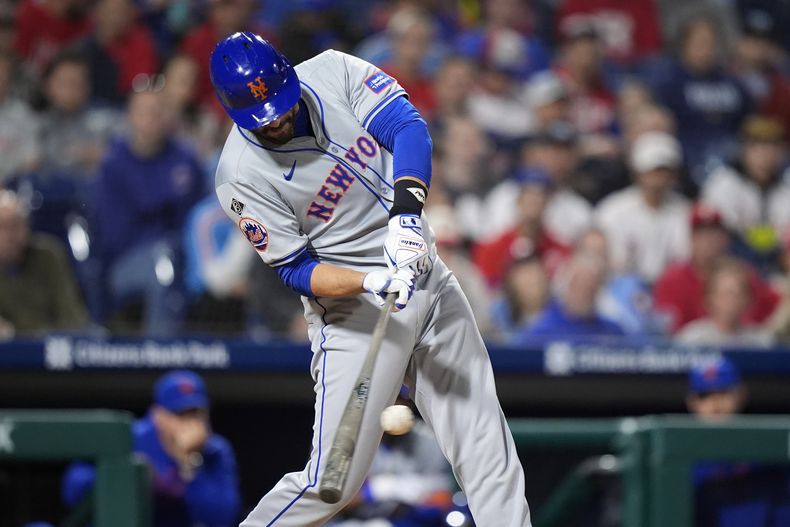 J.D. Martínez, de los Mets de Nueva York, conecta un sencillo productor ante los Filis de Filadelfia, el jueves 16 de mayo de 2024 (AP Foto/Matt Slocum)