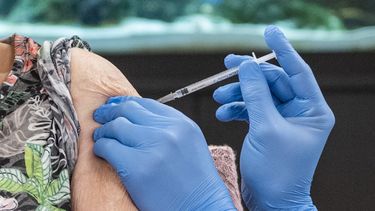 Suiza empieza a vacunar a sus ciudadanos contra coronavirus