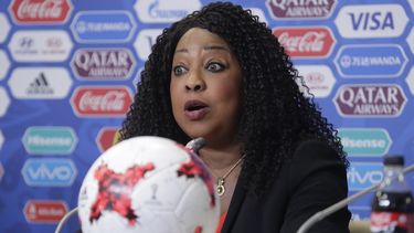 La secretaria general de la FIFA Fatma Samoura durante una rueda de prensa en San Petersburgo, Rusia, el 16 de junio de 2017. (AP Foto/Dmitri Lovetsky)
