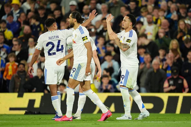 Noah Okafor (derecha) celebra tras anotar el segundo gol de Leeds ante Burnley en la Liga Premier, el viernes 1 de mayo de 2026. (Martin Rickett/PA vía AP)