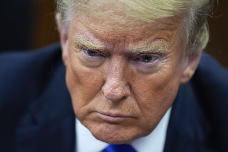 El expresidente Donald Trump se presenta en un tribunal penal de Manhattan, el jueves 30 de mayo de 2024, en Nueva York. (AP Foto/Seth Wenig, foto compartida)
