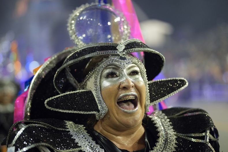 Una bailarina de la escuela de samba Gavioes da Fiel samba durante un desfile de Carnaval en Sao Paulo, Brasil, el domingo 11 de febrero de 2024. (AP Foto/Andre Penner)